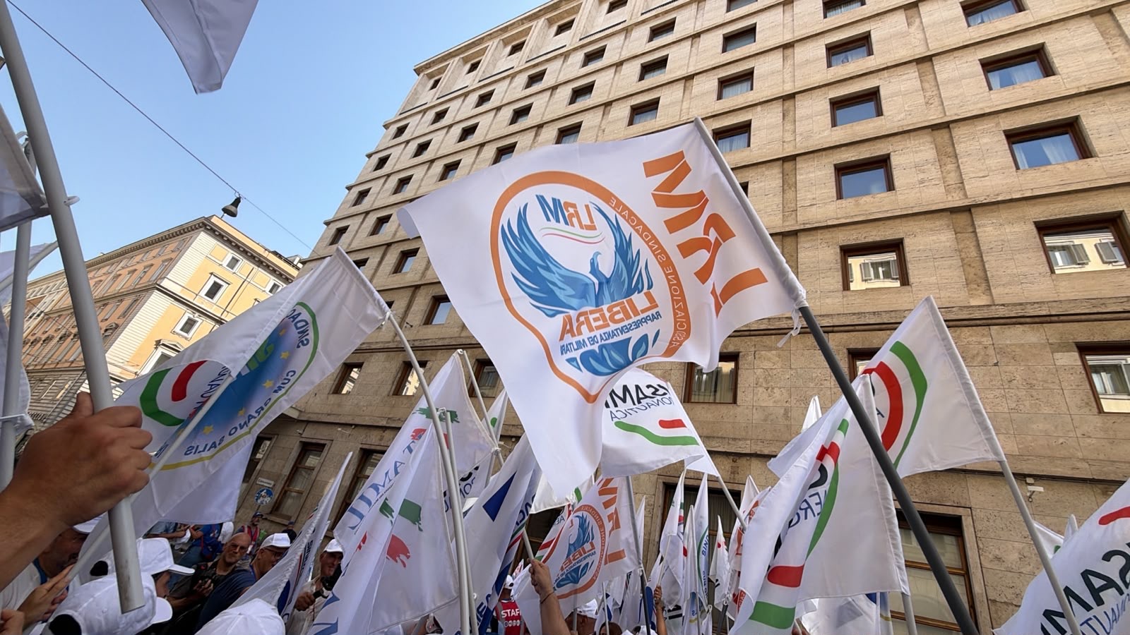 Bandiere LRM alla manifestazione dei militari a Roma