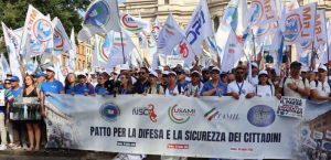 Sindacati delle cinque Forze Armate uniti in piazza per la prima volta nella storia. Ma c’è chi preferisce tacere.