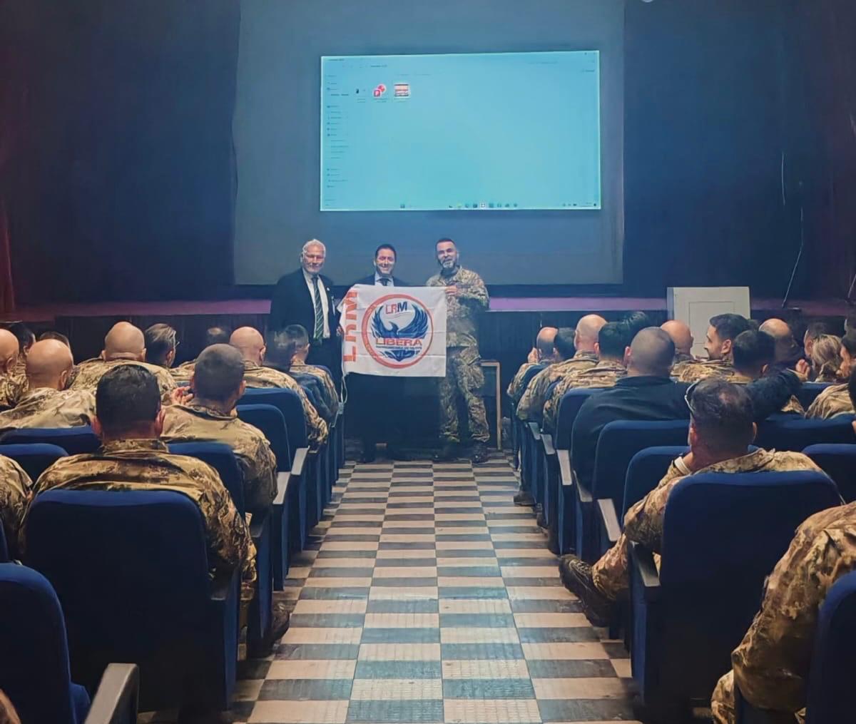 Consegna della bandiera LRM al reparto di Bellinzago Novarese