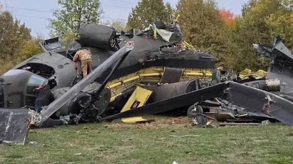 Relitto di un elicottero militare su un prato