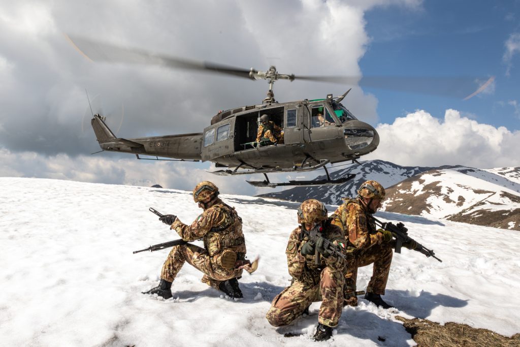 Elicottero AB205 e militari in ambiente montano – immagine di repertorio, fonte AvioHub