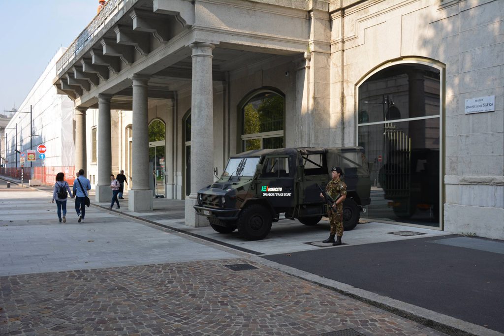 Militare e mezzo dell’Esercito impegnati nell’operazione Strade Sicure a Milano, foto d’archivio del 2015.