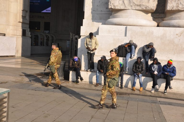 Due militari dell’Esercito in pattuglia davanti alla Stazione Centrale di Milano, foto d’archivio.