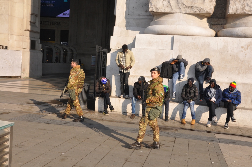 Due militari dell’Esercito in pattuglia davanti alla Stazione Centrale di Milano, foto d’archivio.